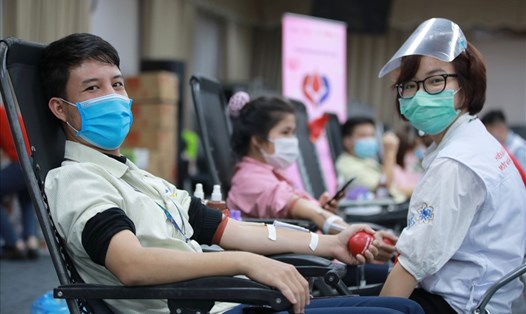 Công nhân Samsung Việt Nam tuân thủ nghiêm quy định phòng dịch khi tham gia hiến máu. Ảnh: Thu Trang.