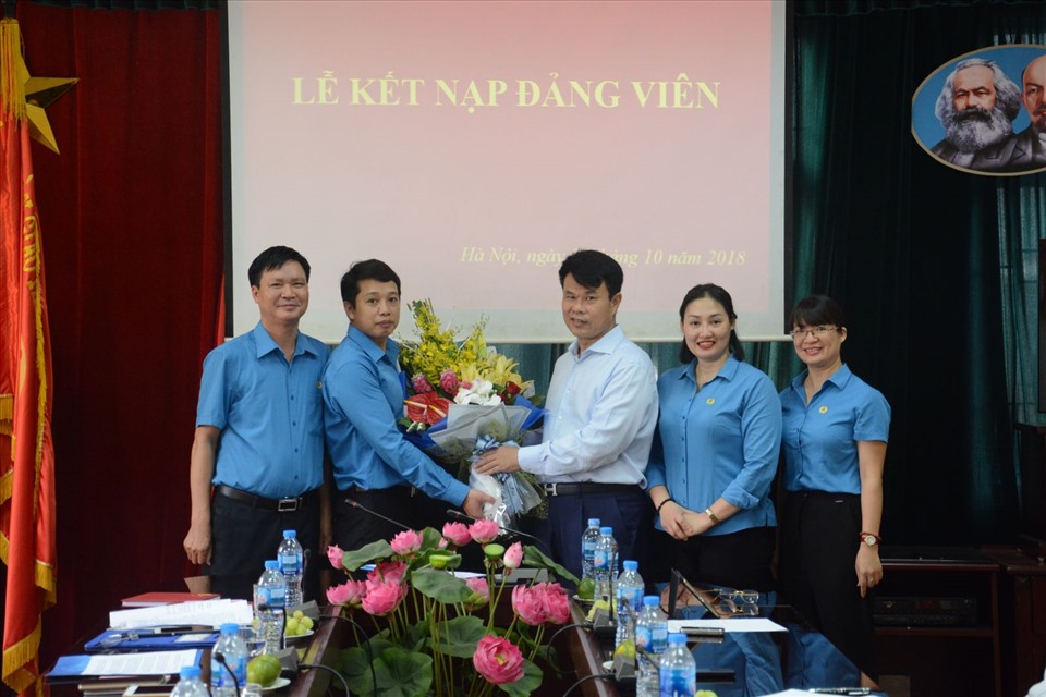 Ông Đỗ Nga Việt - Ủy viên Ban cán sự Đảng Bộ Giao thông, Bí thư Đảng bộ Cơ quan, Chủ tịch Công đoàn Giao thông-Vận tải Việt Nam (thứ 3 từ phải sang) - trao quyết định và hoa chúc mừng Đảng viên mới. Ảnh: Hà Anh