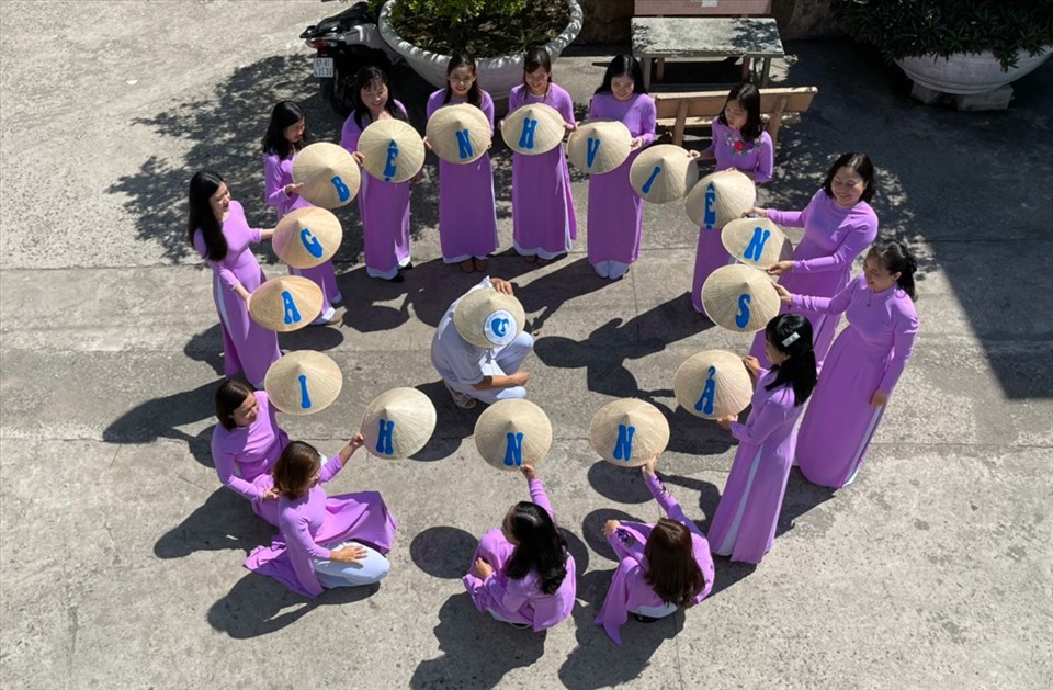 Tập thể nữ Bệnh viện Sản Nhi hưởng ứng “Tuần lễ Áo dài” 2021. Ảnh: CĐCS