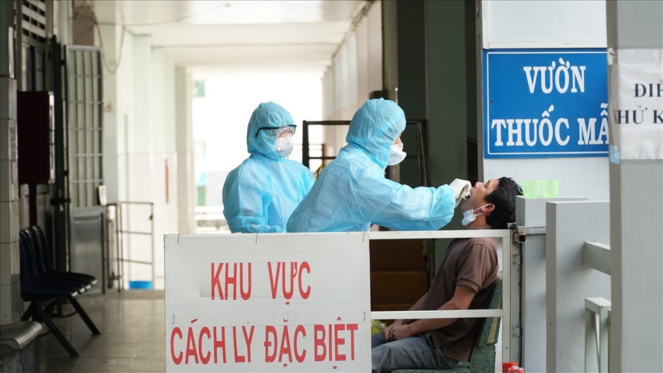 Cán bộ y tế ở Bình Dương lấy mẫu xét nghiệm các trường hợp cách ly tập trung. Ảnh:Cổng thông tin Dĩ An