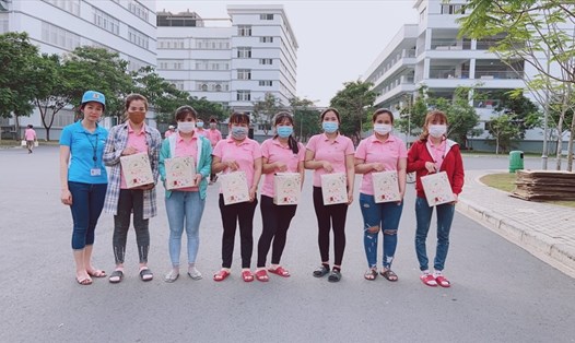Ban chấp hành Công đoàn Công ty TNHH May mặc First Team Việt Nam tặng quà cho đoàn viên, nữ công nhân lao động nhân dịp 8.3. Ảnh: LĐLĐ Tây Ninh cung cấp