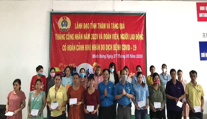 Liên đoàn Lao động tỉnh Bình Phước thăm tặng quà cho công nhân lao động dịp Tháng công nhân năm 2020. Ảnh: LĐLĐ BP