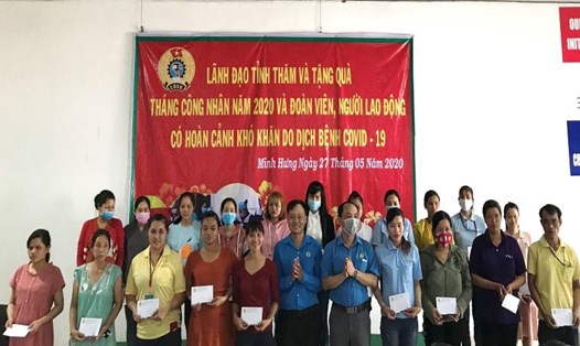 Liên đoàn Lao động tỉnh Bình Phước thăm tặng quà cho công nhân lao động dịp Tháng công nhân năm 2020. Ảnh: LĐLĐ BP
