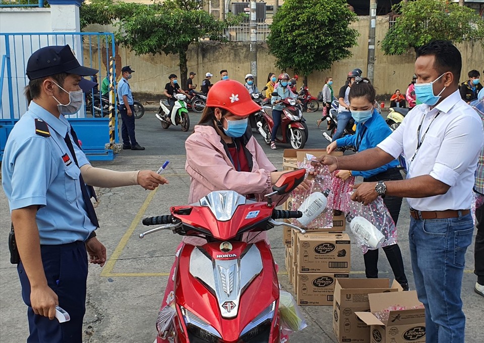 Lãnh đạo Công ty TNHH May Mặc Bowker Việt Nam ra cổng tặng quà cho công nhân. Ảnh: Dương Bình