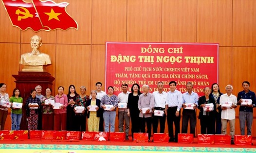 Phó Chủ tịch Nước Đặng Thị Ngọc Thịnh tặng quà cho công nhân lao động ở Quảng Nam. Ảnh: Nguyễn Khang