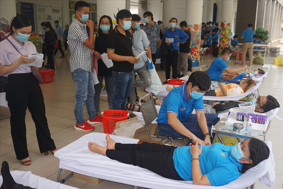 Bà Phan Thị Hồng Đào – Phó Chủ tịch Thường trực LĐLĐ tỉnh Tây Ninh tham gia buổi hiến máu nhân đạo. Ảnh LĐLĐ Tây Ninh cung cấp