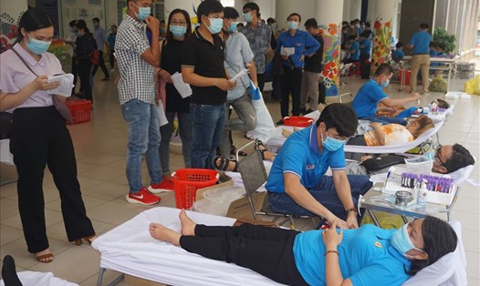 Bà Phan Thị Hồng Đào – Phó Chủ tịch Thường trực LĐLĐ tỉnh Tây Ninh tham gia buổi hiến máu nhân đạo. Ảnh LĐLĐ Tây Ninh cung cấp