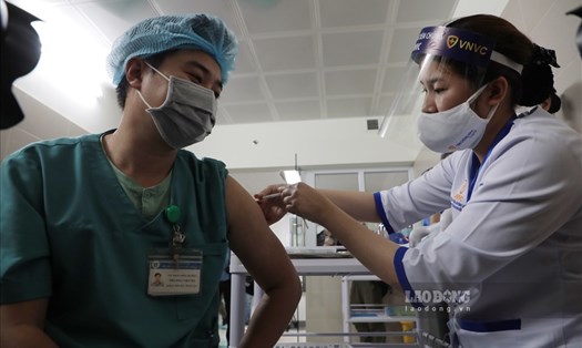 Tiêm vaccine COVID-19 đợt 1 tại Bệnh viện Thanh Nhàn (Hà Nội). Ảnh: Phương Vương.