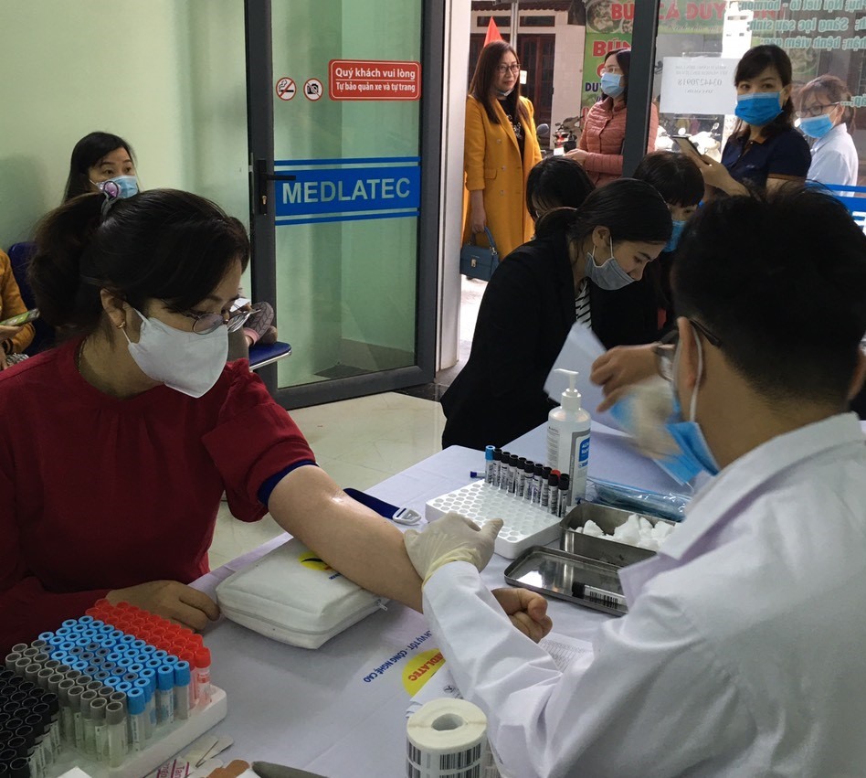 Đoàn viên được lấy máu xét nghiệm. Ảnh: Phương Thuý