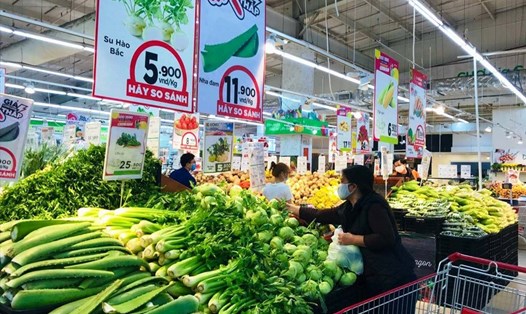 Các siêu thị, trung tâm thương mại đẩy mạnh tiêu thụ rau, củ hỗ trợ nông dân trong bối cảnh dịch COVID-19 diễn biến phức tạp. Ảnh: Vũ Long-Thanh Tân