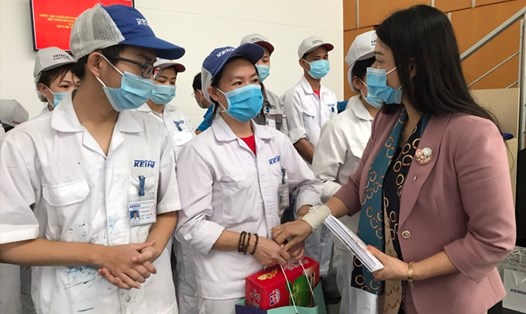 Bà Nguyễn Thị Thanh Tuyết - Chủ tịch LĐLĐ tỉnh Hưng Yên tặng quà cho đoàn viên. Ảnh: Thu Nguyệt