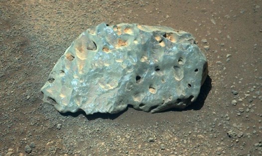Tàu thăm dò Perseverance của NASA đã chụp được hình ảnh của tảng đá kỳ lạ này vào ngày 28.3. Ảnh: NASA.