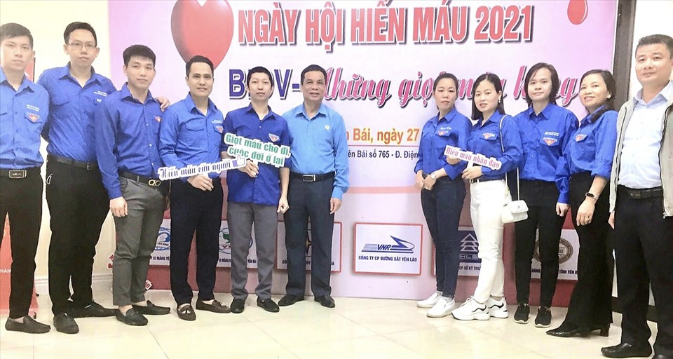 Đoàn viên, người lao động Công ty cổ phần đường sắt Yên Lào tham gia hiến máu tình nguyện. Ảnh: CĐCT