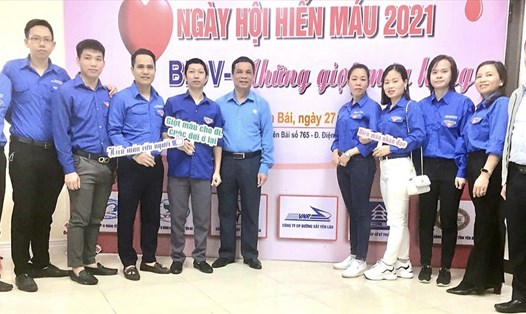 Đoàn viên, người lao động Công ty cổ phần đường sắt Yên Lào tham gia hiến máu tình nguyện. Ảnh: CĐCT