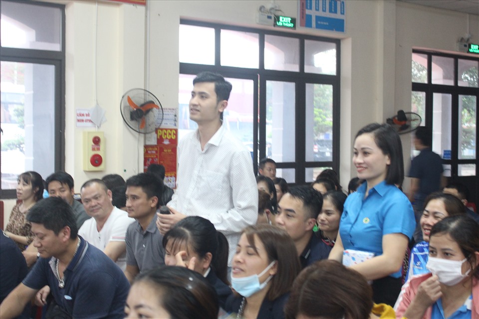 Người lao động trao đổi trực tiếp tại hội nghị. Ảnh: Quyết Thắng
