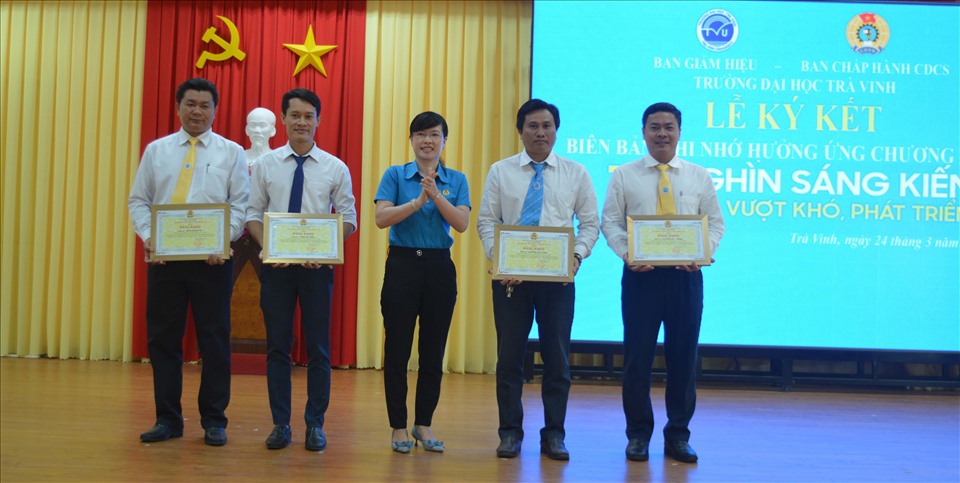 Trao bằng khen cho các cá nhân có nhiều sáng kiến. Ảnh: Trí Dũng