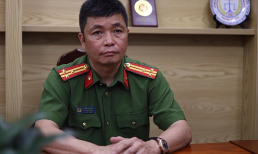 Thượng tá Nguyễn Quang Hiền thông tin với báo chí về việc triệt phá đường dây mua bán ma tuý trong Bệnh viện Tâm thần Trung ương I. Ảnh: V.Dũng.