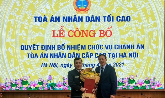 Tân Chánh án Toà án nhân dân Cấp cao tại Hà Nội Nguyễn Xuân Tĩnh nhận quyết định bổ nhiệm. Ảnh: C.Hùng.