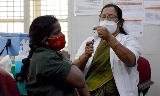 Nhân viên y tế tiêm vaccine COVID-19 cho người dân tại  Bangalore, Ấn Độ. Ảnh: Tân Hoa xã