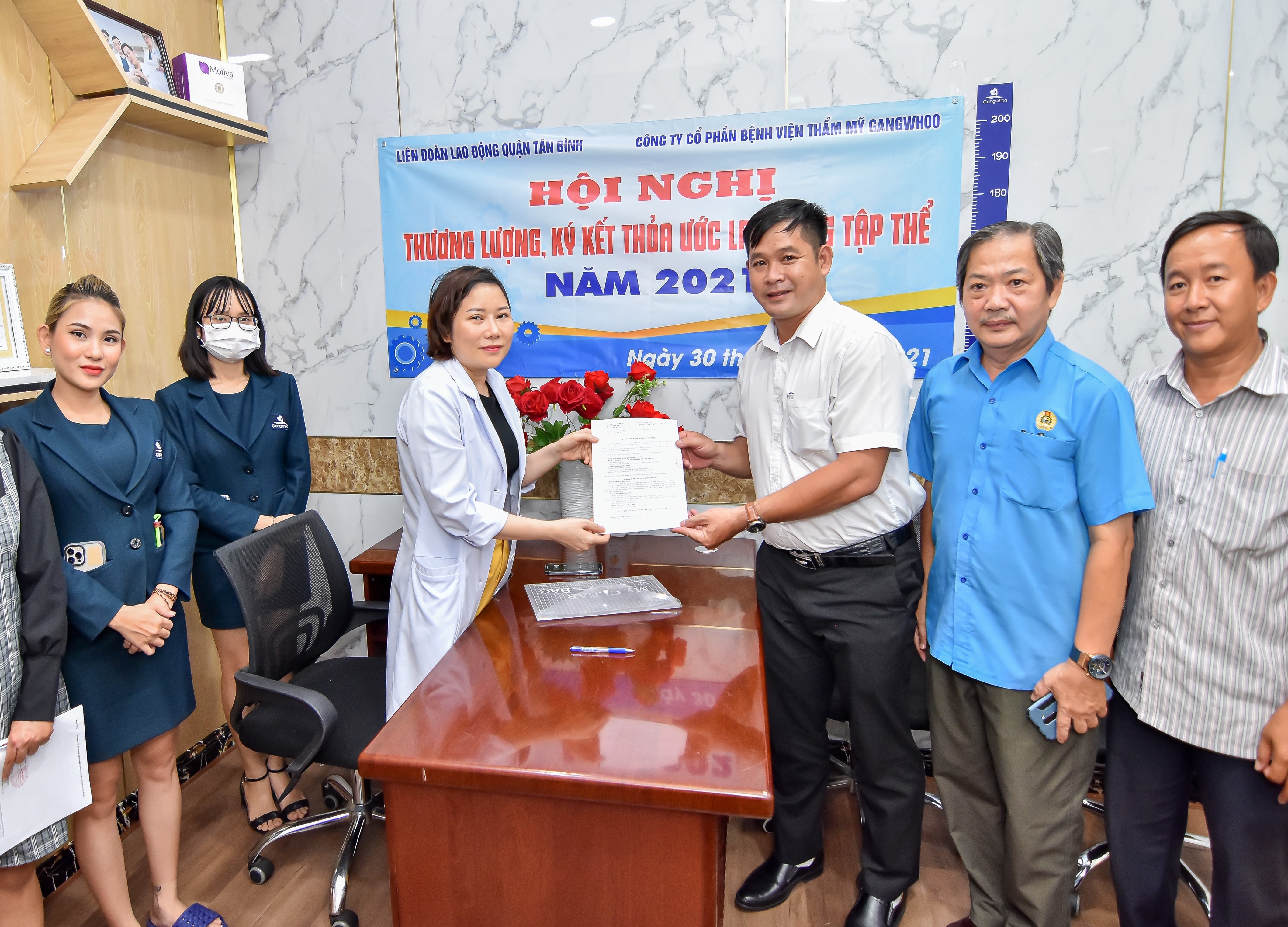 Đại diện LĐLĐ Quận Tân Bình và Công ty Cổ phần Bệnh viện Thẩm mỹ Gangwhoo giao kết thoả ước lao động tập thể. Ảnh LĐLĐ Quận Tân Bình