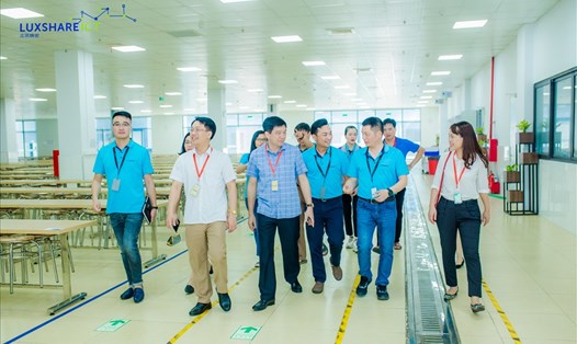 Đoàn công tác LĐLĐ tỉnh Nghệ An thăm khu ký túc xá miễn phí dành cho công nhân của Công ty TNHH LUXSHARE – ICT. Ảnh: HY