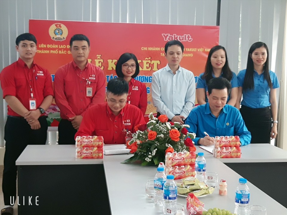 Quang cảnh ký kết thỏa thuận hợp tác. Ảnh: LĐLĐ TP. Bắc Giang