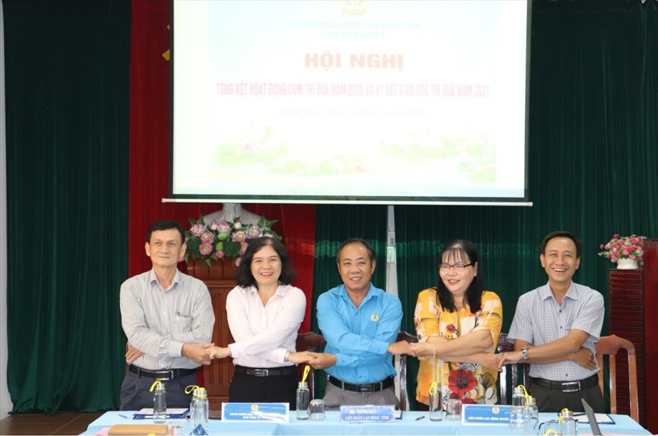 Cụm thi đua số 2 quyết tâm thực hiện các chỉ tiêu thi đua đã ký kết. Ảnh: Lưu Hùng