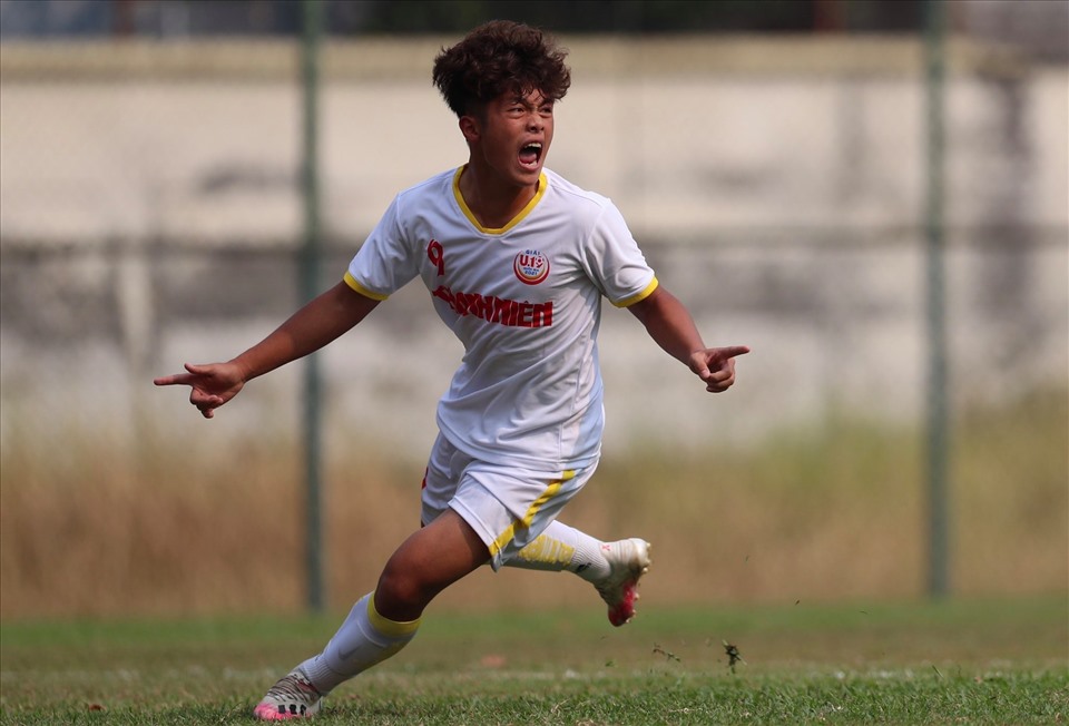 Tiền đạo Quốc Việt ghi 3 bàn giúp U19 Học viện NutiFood JMG thắng U19 Khánh Hòa 5-1 chiều 1.4. Ảnh: Hồng Linh.