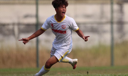 Tiền đạo Quốc Việt ghi 3 bàn giúp U19 Học viện NutiFood JMG thắng U19 Khánh Hòa 5-1 chiều 1.4. Ảnh: Hồng Linh.