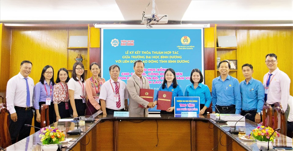 Liên đoàn Lao động Bình Dương ký kết hợp tác triển khai chương trình “Phúc lợi cho Công đoàn viên và Người lao động” với Trường Đại học Bình Dương. Ảnh: Hoàng Trung
