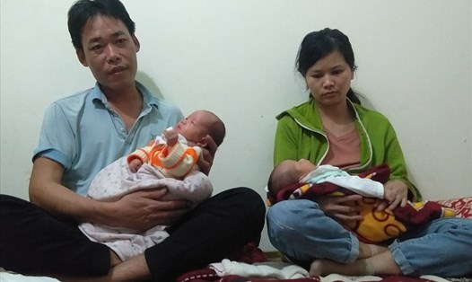 Vợ chồng chị Nguyễn Thị Năm cùng 2 con sinh đôi. 
Ảnh: Lâm - Thiện