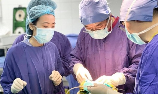 Các bác sĩ bệnh viện Việt Đức phẫu thuật cho bệnh nhân sau tai nạn hy hữu. Ảnh VĐ