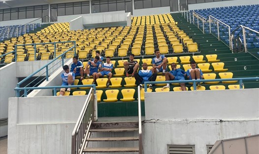 Để phản đối chuyện nợ lương kéo dài, các cầu thủ Than Quảng Ninh chỉ có thể... lên khán đài ngồi xem các cầu thủ trẻ tập. Ảnh: G.A