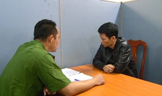 Cơ quan công an lấy lời khai trùm ma tuý Nguyễn Xuân Quý (áo đen). Ảnh: CACC.