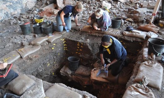 Các nhà khảo cổ học tại địa điểm khai quật nơi phát hiện các tinh thể và bằng chứng ban đầu về hành vi phức tạp của người tinh khôn. Ảnh: Griffith University
