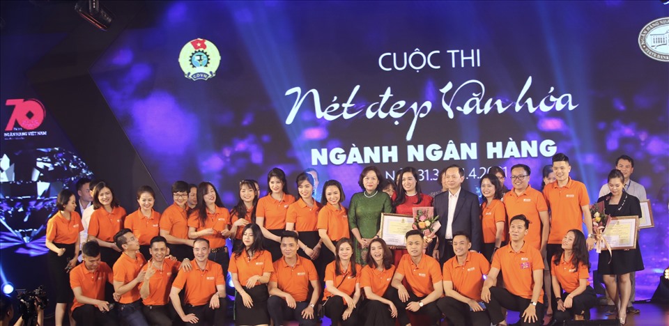 Thống đốc Ngân hàng Nhà nước Việt Nam Nguyễn Thị Hồng (áo xanh) trao giải đặc biệt Cuộc thi "Nét đẹp văn hóa ngành Ngân hàng". Ảnh: Trần Anh Hoà