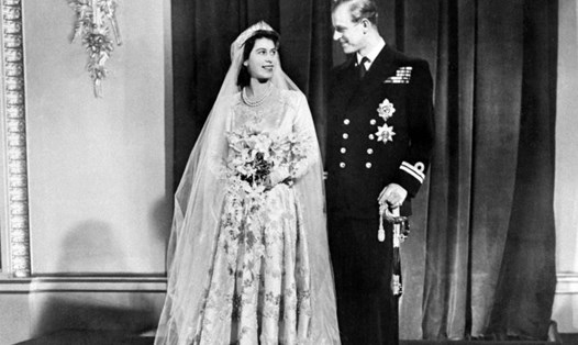 Công chúa Elizabeth (sau là Nữ hoàng Anh Elizabeth II) và Công tước xứ Edinburgh Philip kết hôn năm 1947. Ảnh: AFP