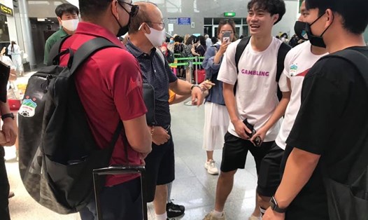 Kiatisak nói chuyện với ông Park Hang-seo tại sân bay. Ảnh: FBNV.