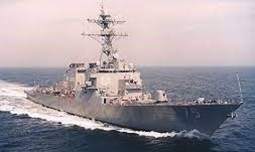 Tàu khu trục mang tên lửa dẫn đường Mỹ USS-Donald Cook trên đường tới biển đen. Ảnh: AFP