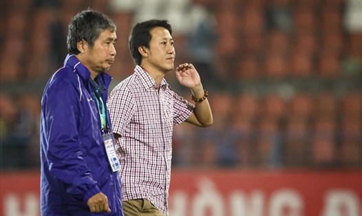 Huấn luyện viên Nguyễn Thành Công (áo đỏ) chia tay Quảng Nam. Ảnh: P.T