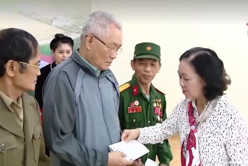 Trưởng Ban Tổ chức Trung ương Trương Thị Mai tặng quà người có công với cách mạng, người dân tộc thiểu số có hoàn cảnh khó khăn. Ảnh: TTXVN