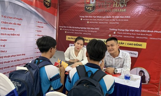 Ngày 10.4, trường Trung cấp Việt Hàn tham gia ngày hội tư vấn tuyển sinh “Cùng bạn quyết định tương lai”. Ảnh: Nhà trường cung cấp