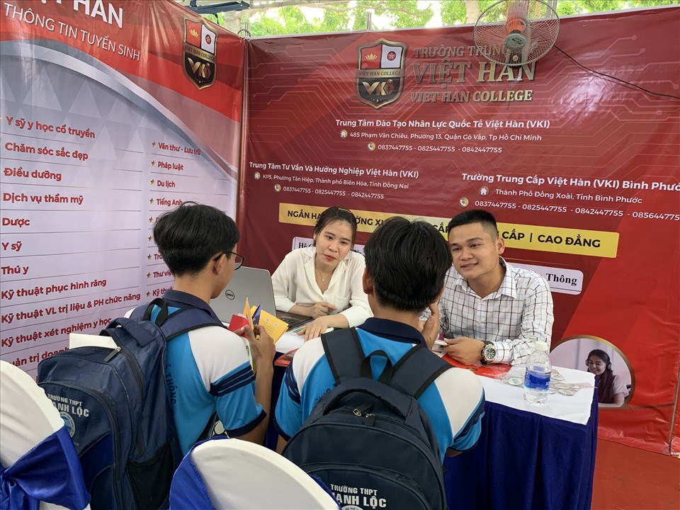 Ngày 10.4, trường Trung cấp Việt Hàn tham gia ngày hội tư vấn tuyển sinh “Cùng bạn quyết định tương lai”. Ảnh: Nhà trường cung cấp Ngày 10.4, trường Trung cấp Việt Hàn tham gia ngày hội tư vấn tuyển sinh “Cùng bạn quyết định tương lai”. Ảnh: Nhà trường cung cấp