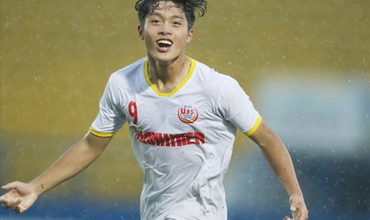 Tiền đạo Quốc Việt thi đấu xuất sắc giúp U19 NutiFood JMG có chiến thắng 2-0 trước U19 Sài Gòn. Ảnh: Hồng Linh.