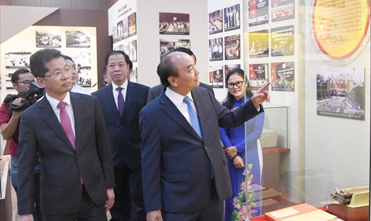 Chủ tịch Nước Nguyễn Xuân Phúc thăm nhà truyền thống Đảng bộ TP Đà Nẵng. Ảnh: T.H