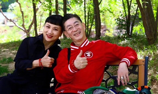 Lục Tiểu Linh Đồng và vợ. Ảnh: Xinhua.