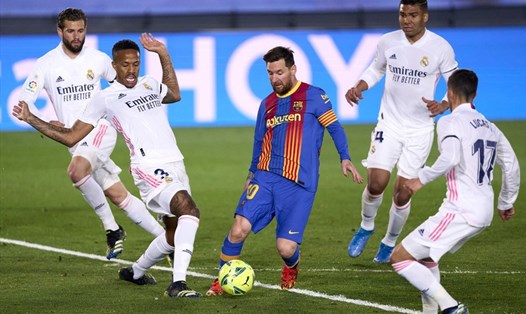Trong vòng vây của đội chủ nhà, Lionel Messi tiếp tục không thể ghi bàn cho Barcelona ở trận El Clasico. Ảnh: La Liga