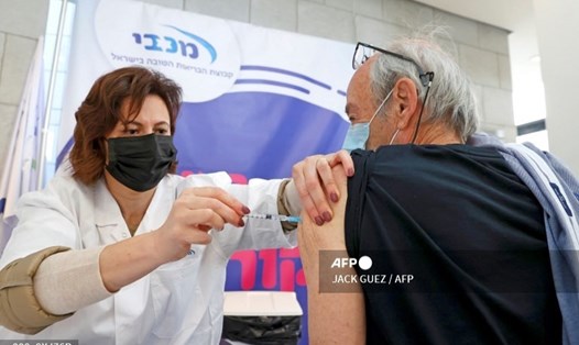 Tiêm chủng vaccine COVID-19 Pfizer ở thành phố Herzliya, Israel. Ảnh: AFP