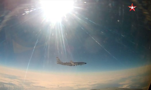 Tiêm kích MiG-31 của Nga chặn trinh sát cơ RC-135 (ảnh) của Mỹ hôm 10.4. Ảnh: Bộ Quốc phòng Nga