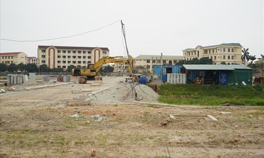 Dự án Khu nhà ở cho người thu nhập thấp và cán bộ công nhân viên tại xã Hưng Lộc (TP.Vinh) đã bị đình chỉ từ cuối tháng 11.2020 đến nay. Ảnh: QĐ